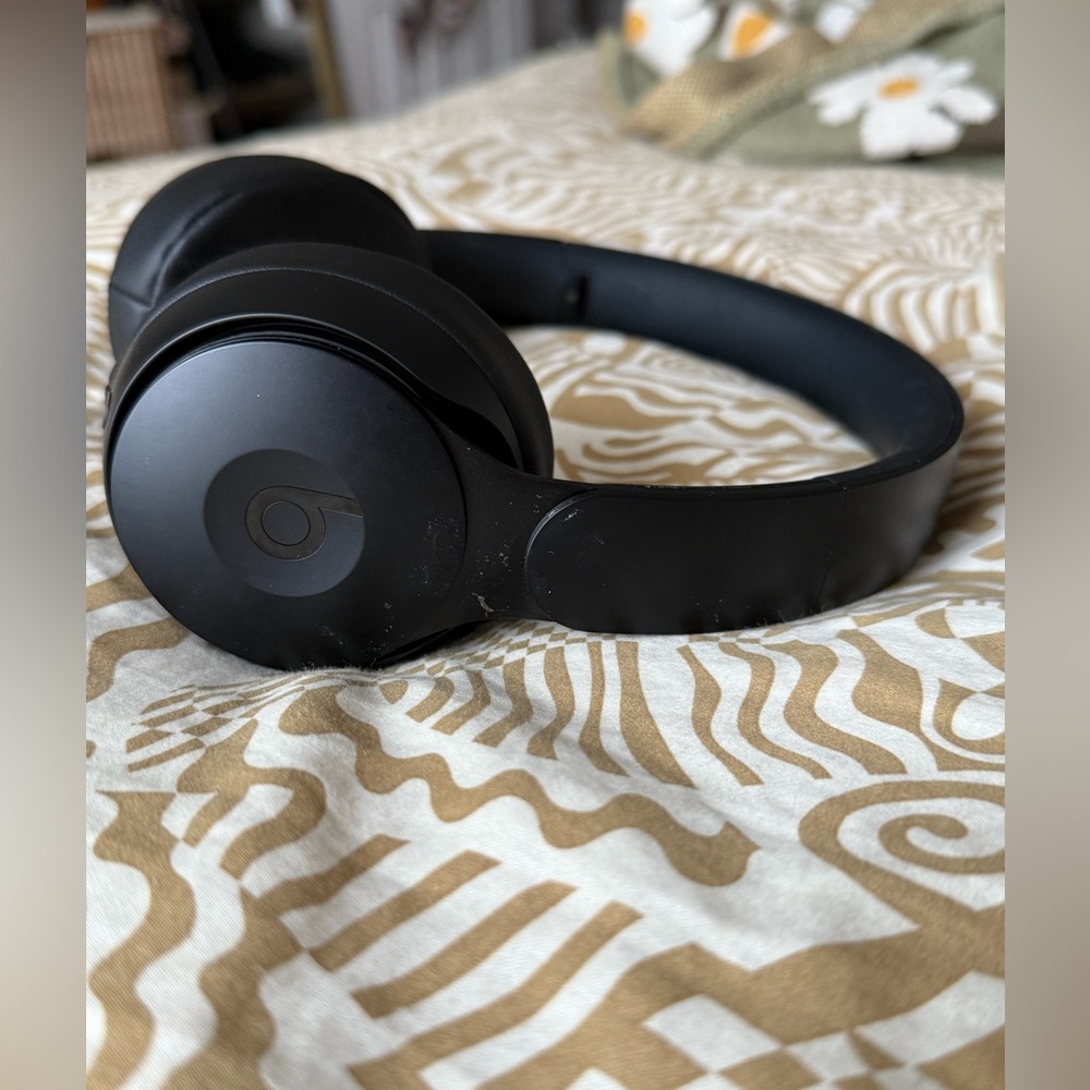 Beats by Dre Noise Canceling Headphones 🎵